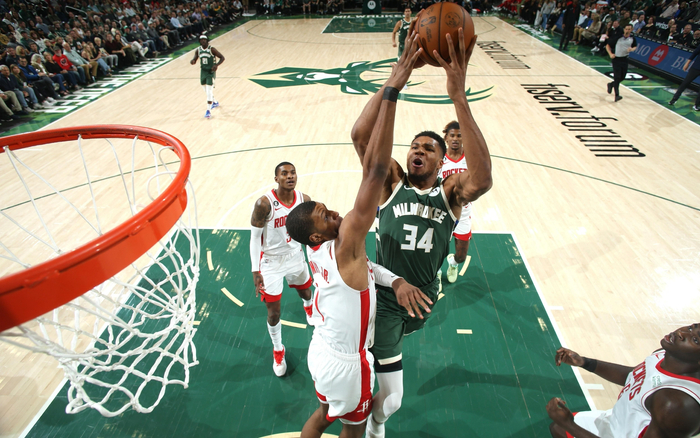 一名负责牵 一名负责牵